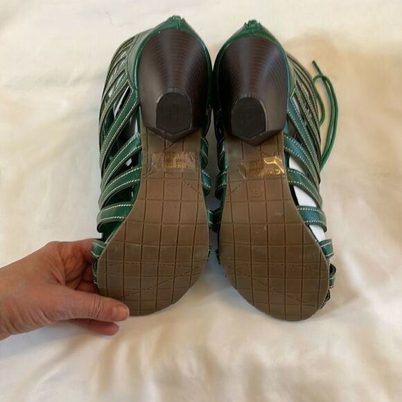 RASOLLI GREEN LACE UP CUT OUT SHOOTIES.  ZIP UP BACK.  NEW IN BOX - Picture 4 of 8
